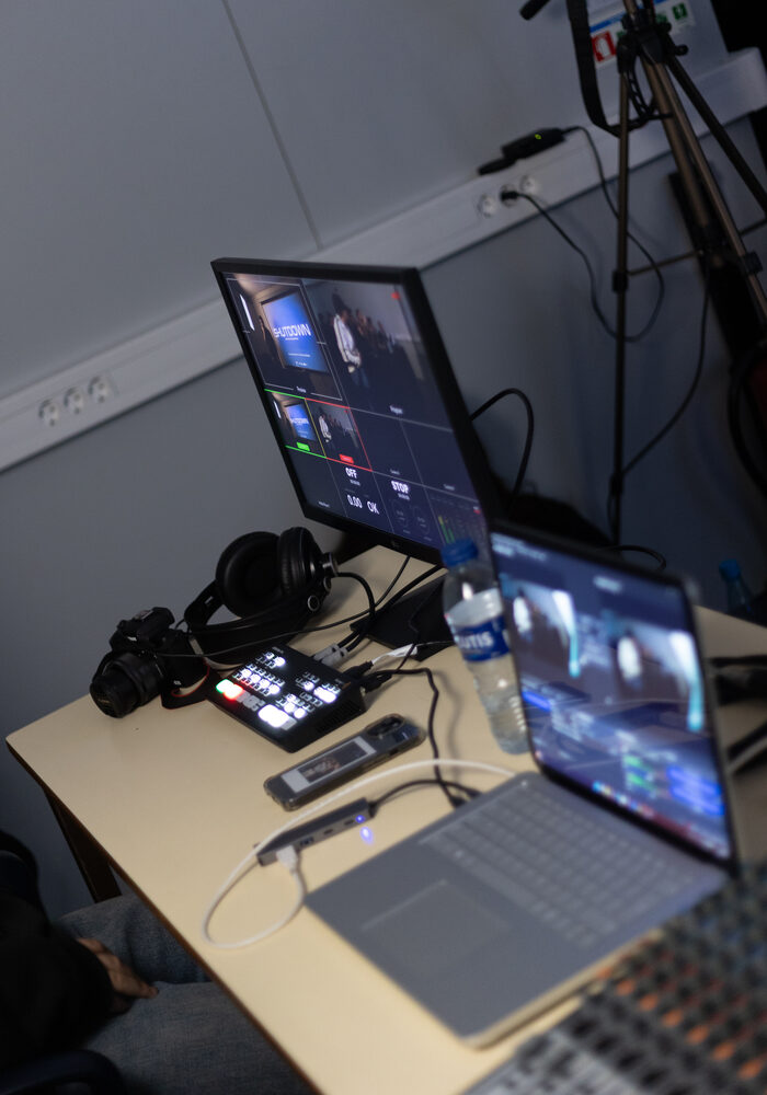 Posto de realização com monitor, portátil e equipamento de captação
