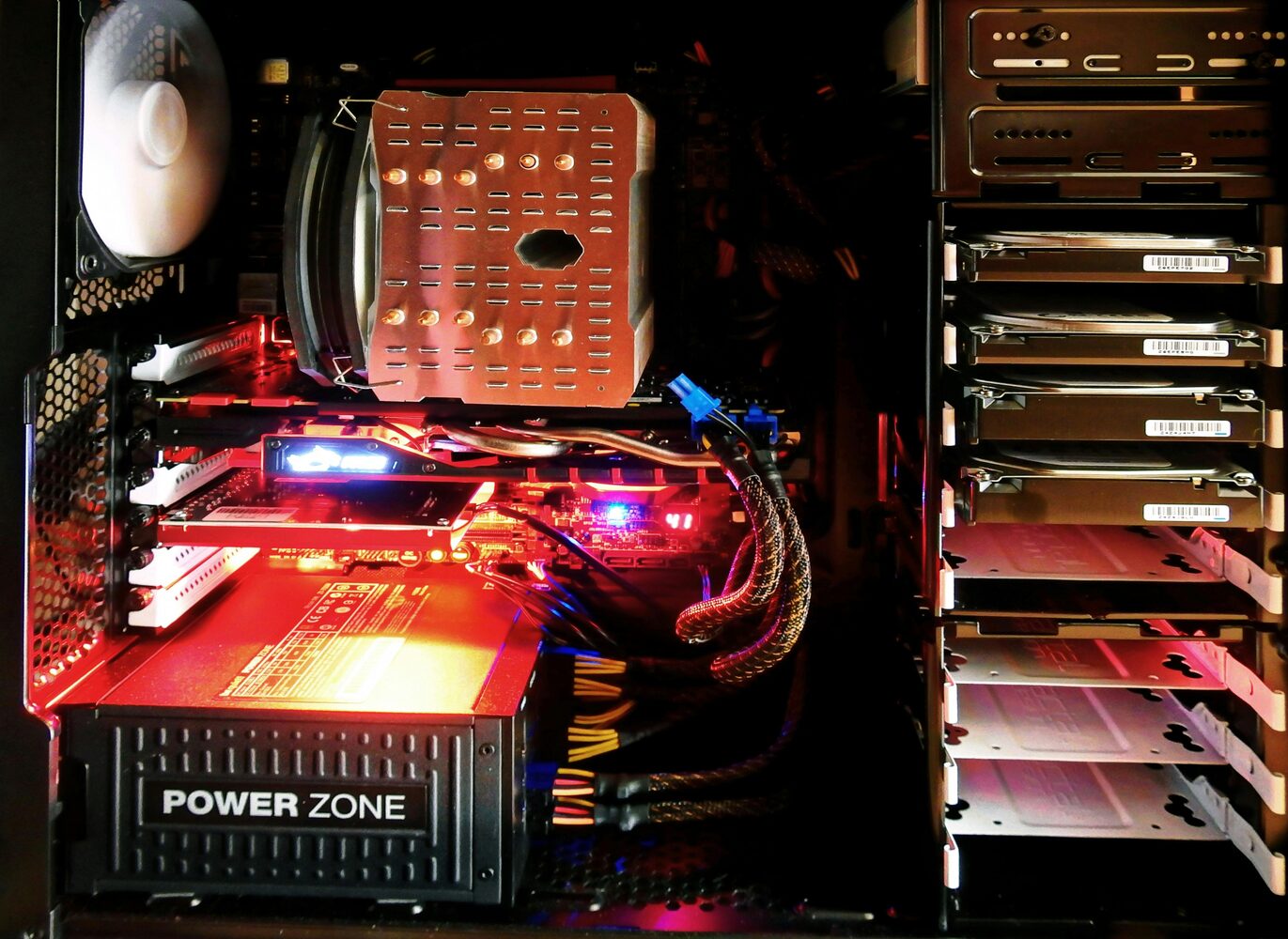 Aluno a testar componentes eletrónicos com instrumento de medição em bancada de trabalho